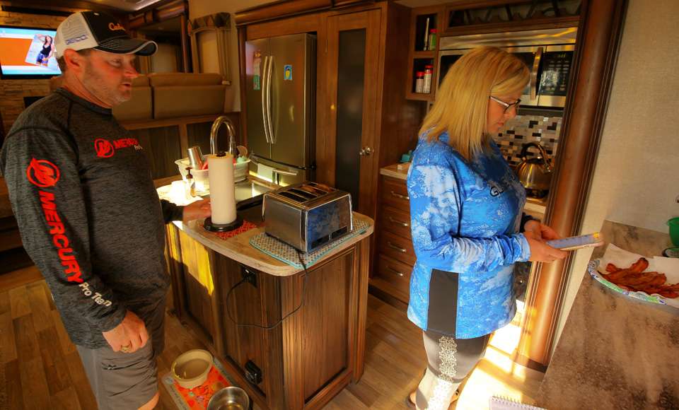 Inside the RV, Mike and Stacy are fixing breakfast. Soon afterwards Mike heads out for a day of practice on Missouriâs famed Table Rock Lake, where heâll be fishing a tournament. 