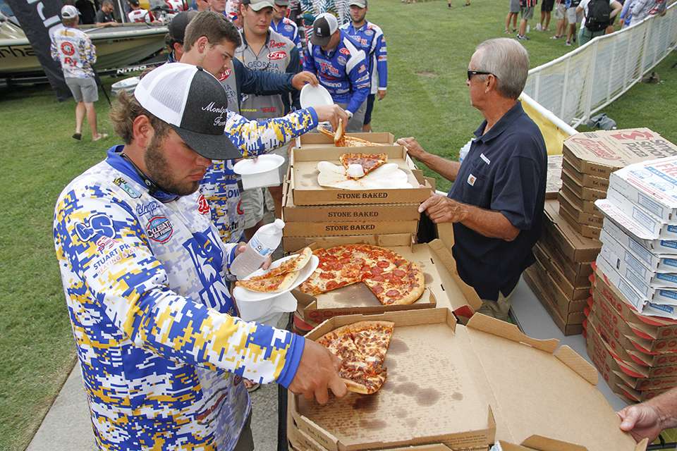 Dinner is served! Pizza is the best for hungry college anglers.