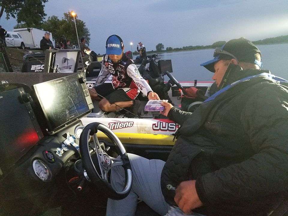 Bobby Lane and Justin Lucas show us the camaraderie and teamwork with the Bassmaster Elites. 10 minutes till bast off! 