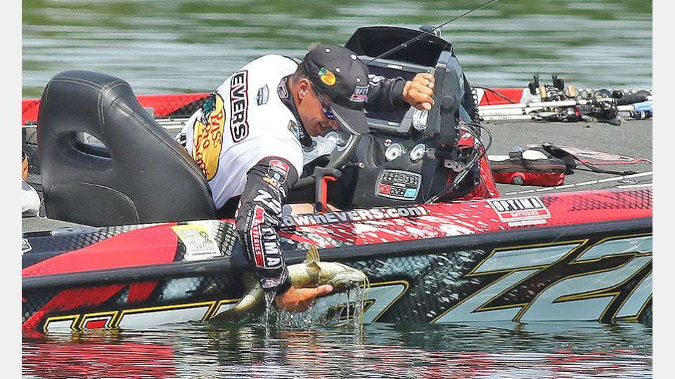 When the Elites visited the St. Lawrence in 2015, Edwin Evers won by going against the grain. He went downriver, or northeast, to find the winning fish. Eversâ plan was to follow the full moon and fish shallow. His second key was going where thereâd be the least amount of angler traffic.