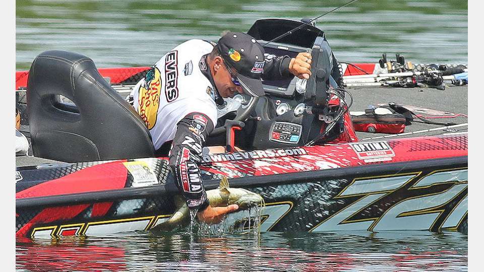 When the Elites visited the St. Lawrence in 2015, Edwin Evers won by going against the grain. He went downriver, or northeast, to find the winning fish. Eversâ plan was to follow the full moon and fish shallow. His second key was going where thereâd be the least amount of angler traffic.