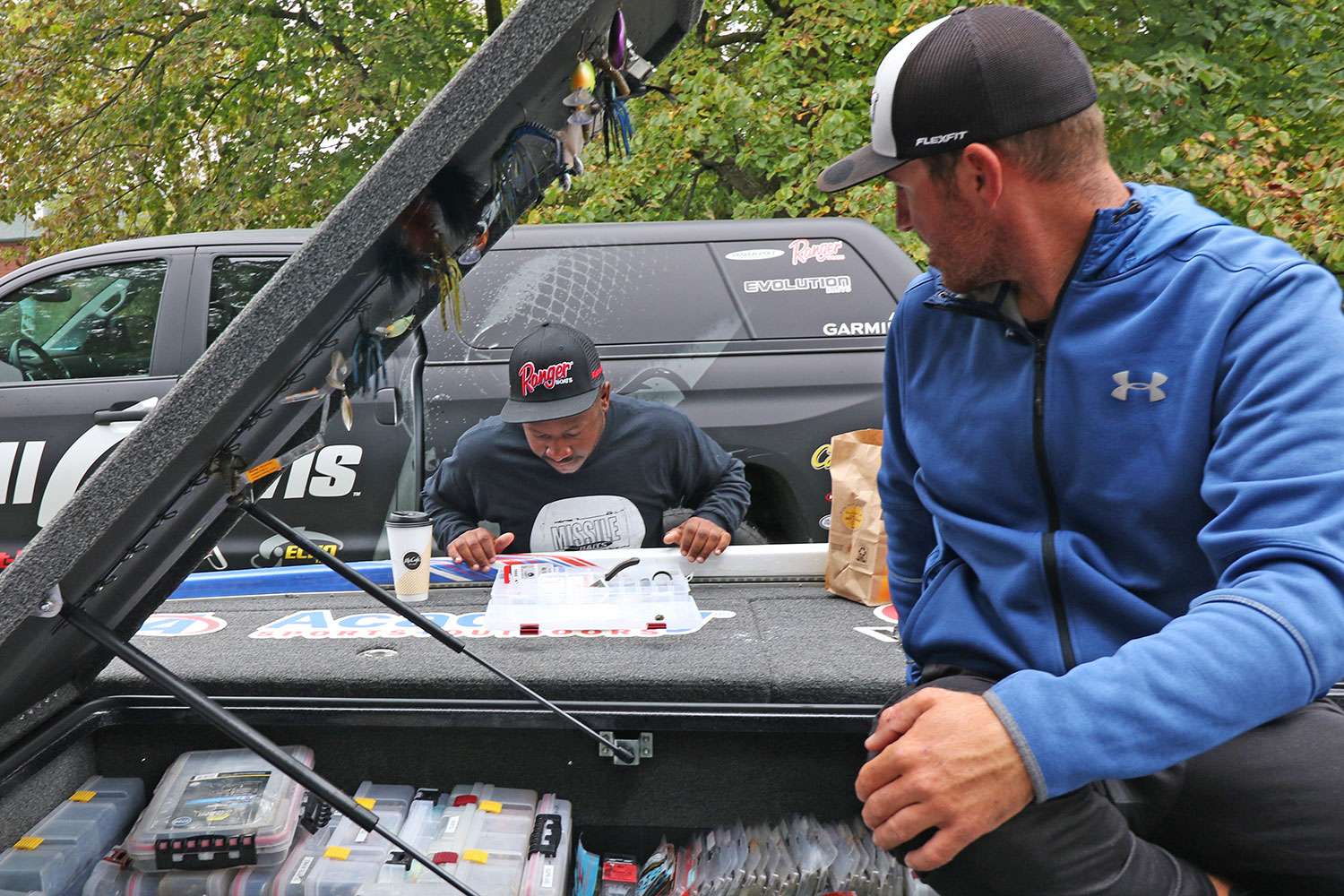 Meanwhile Alabama pro and 2017 Bassmaster Elite Series rookie Mark Daniels Jr. takes a look through Wheeler's tacklebox, and agrees it looks good.