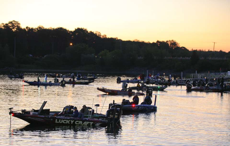 The Elites head out for the first morning of the 2018 Huk Bassmaster Elite at St. Lawrence River presented by Black Velvet.