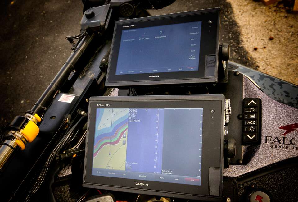 There are two Garmin units mounted on the bow. Mounted at the top is the X5V 7610, the larger unit below is the X5V 7612. 