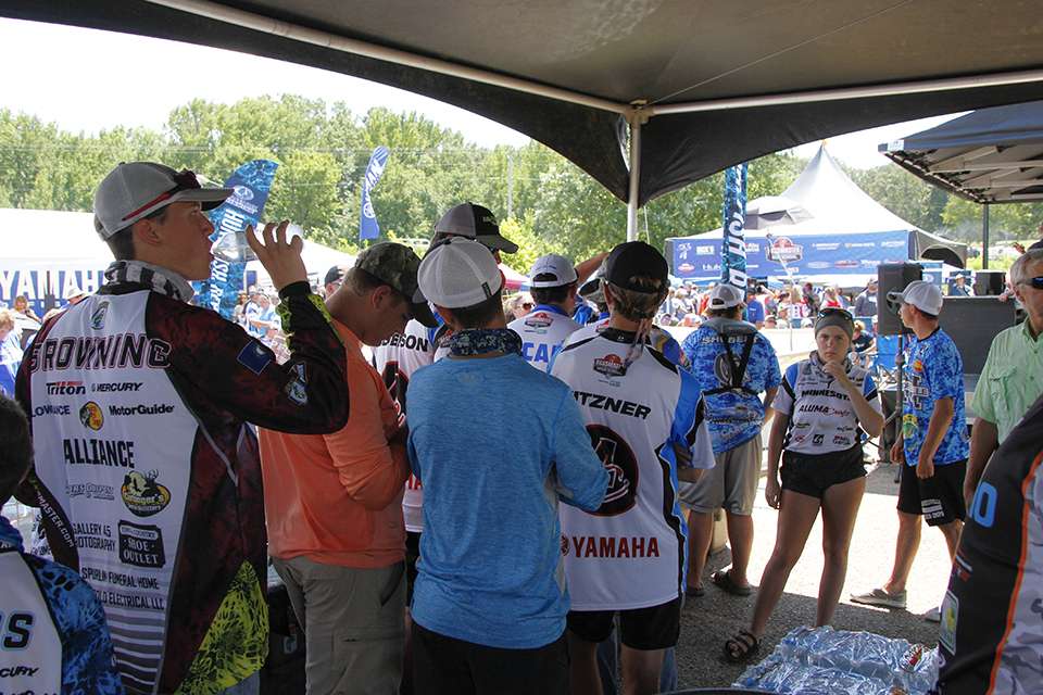 Anglers gather at the tanks for the Day 1 weigh-in at the 2018 Mossy Oak Fishing Bassmaster High School National Championship presented by DICK'S Sporting Goods on Kentucky Lake.