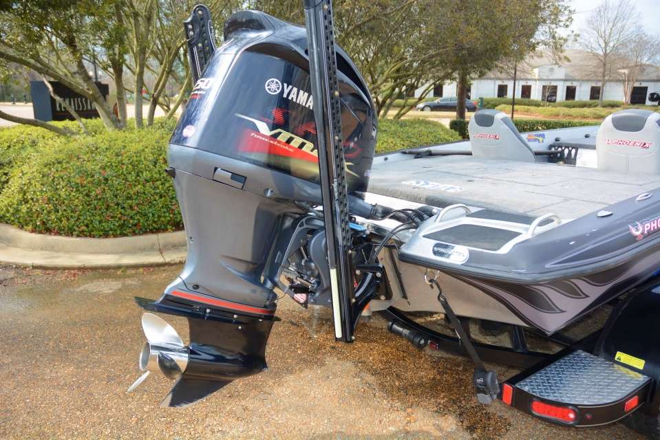 What else is quiet, fast and fuel-efficient is the Yamaha V MAX SHO 250 powering the 920 ProXP. Mounted at each side of the transom is the 8-foot Power-Pole Blade. 
