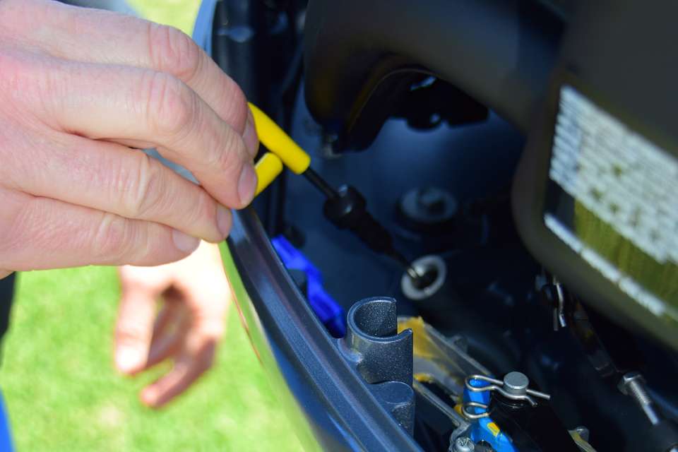 Look for the yellow dipstick and check the oil every few trips â itâs that simple!
<p>
There's no oil tank to fill, no measuring and mixing â and no smoke or fumes. 
