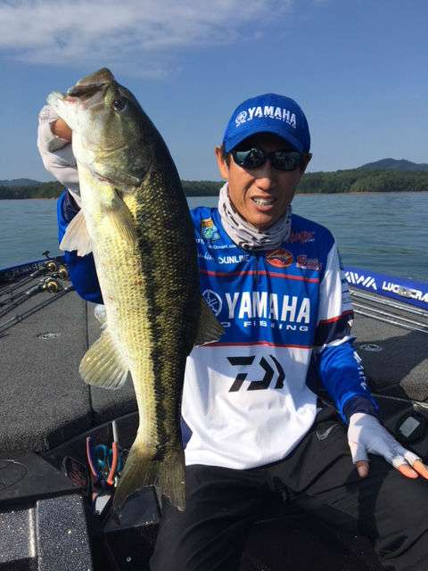Omori's hard work and concentration pays off with a quality bass. Itâs been tough to find such a quality fish today. Letâs see what the rest of the day holds for Tak!