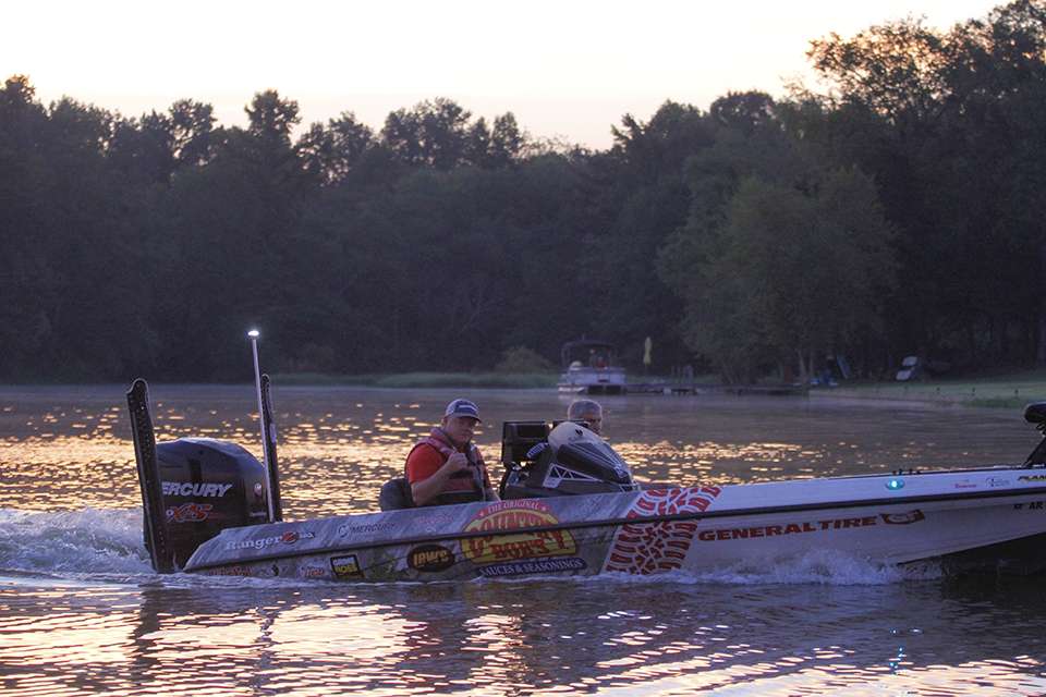 The final day of the Bass Pro Shops Bassmaster Central Open at Logan Martin Lake kicks off and we followed the leader Mark Rose as he got his morning going.