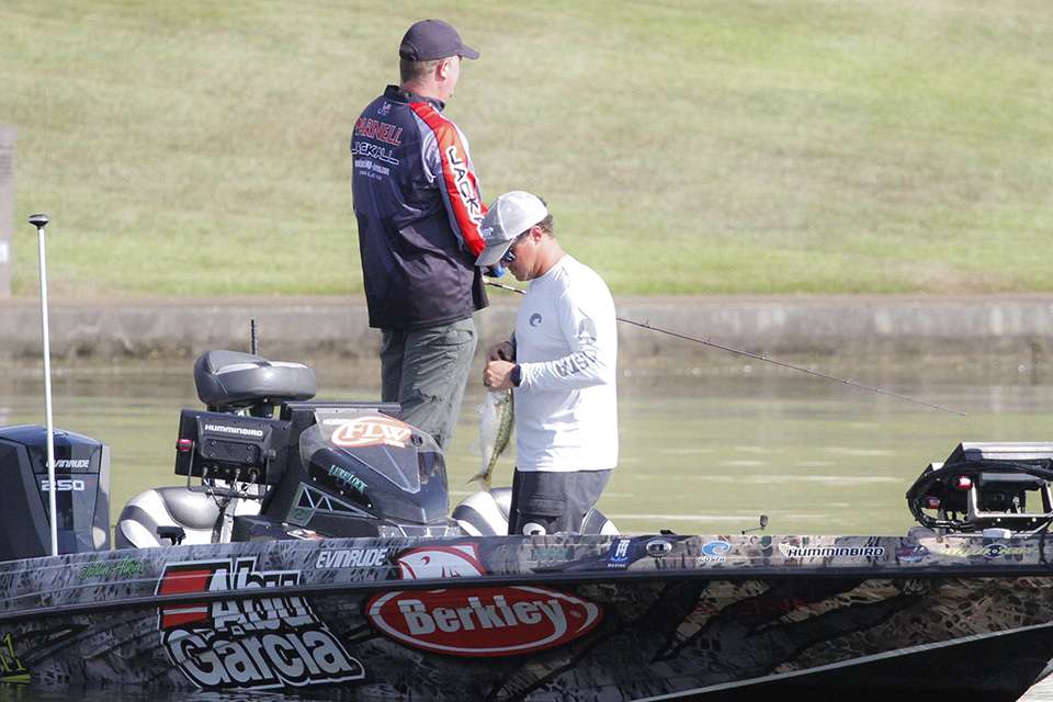 After following the leader Mark Rose around in the morning, I ran up river to find as many of the Top 12 as possible. Justin Atkins was the first angler I found.