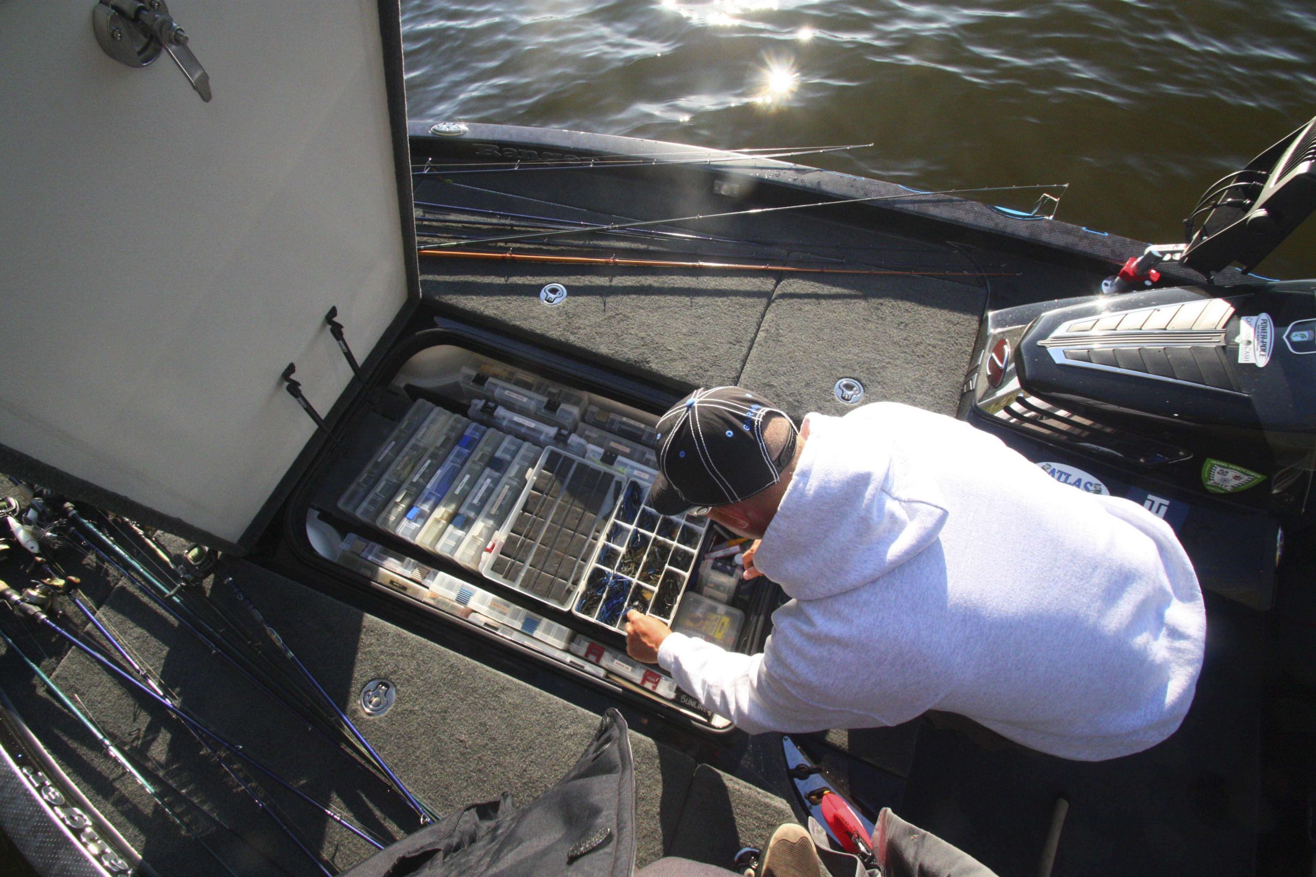 <b>8 a.m.</b> He digs through his tackle stash to find a replacement trailer.<br>
<b>8:03 a.m.</b> Grigsby resumes moving uplake while alternating between the jig and spinnerbait.<br>
<b>8:10 a.m.</b> He enters another shallow pocket and pitches the jig around shoreline wood.<br>
<b>8:18 a.m.</b> The wind is howling as Grigsby moves to the opposite shoreline, which is heavily shaded. Here he tries a sexy shad Strike King KVD 1.5 squarebill crankbait.<br>
<b>8:22 a.m.</b> He pitches the jig to a big laydown.