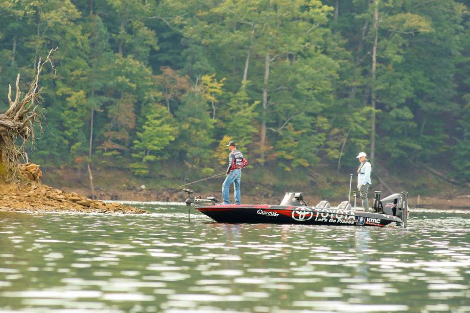 Follow Gerald Swindle over the course of a single hour on the first day of the 2018 Mossy Oak Fishing Bassmaster Classic Bracket.