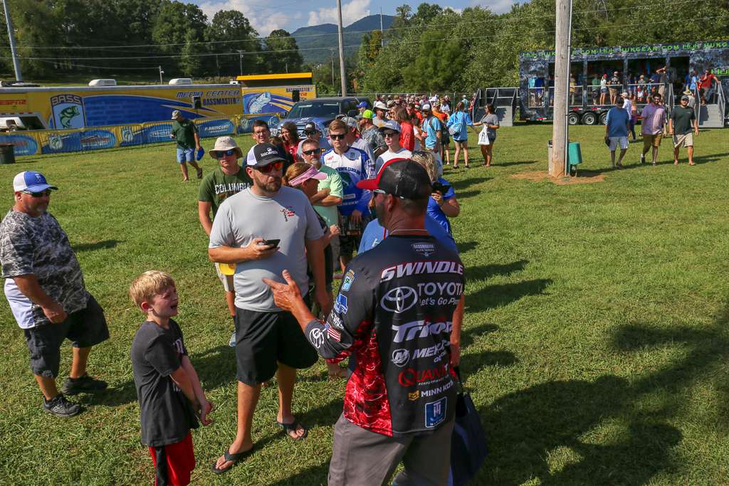 Outside fans waited patiently to meet Elite Series anglers. 