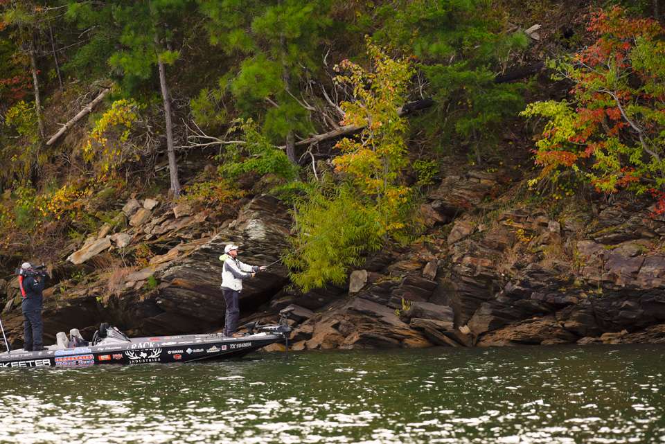 Catch up with Ray Hanselman as he takes on the first day of the 2018 Mossy Oak Fishing Bassmaster Classic Bracket.