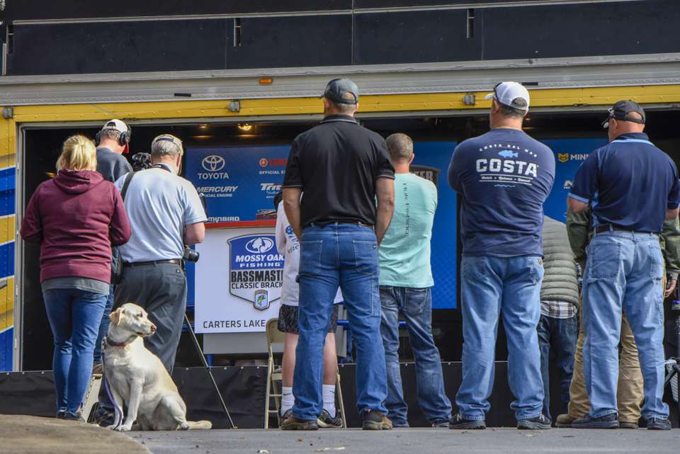 Go behind the scenes on Day 1 of the 2018 Mossy Oak Fishing Bassmaster Classic Bracket.