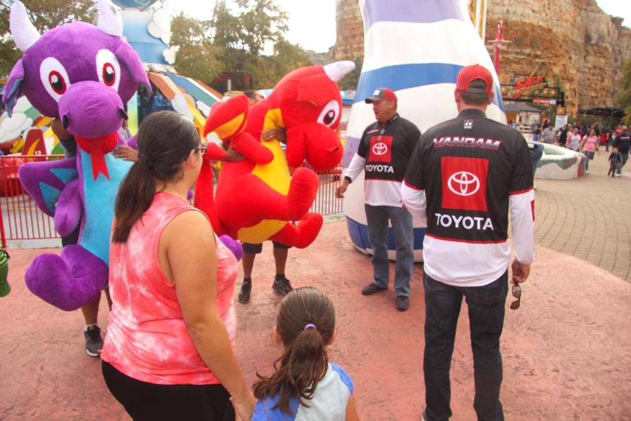 Thousands of Toyota Manufacturing team members and their families enjoyed Six Flags Fiesta Texas on a gorgeous Sunday afternoon. Pros Terry Scroggins and Kevin VanDam made sure they didnât miss out on any of the fun and fellowship. 