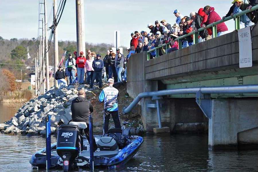 The Bassmaster Classic was held on Guntersville in February 2014, and Randy Howell made what at the time was the largest comeback in modern-day championships, both in weight (9-0) and places (10). Howellâs final day bag of 29-2, a Day 3 record at the time, stands fourth all-time in heaviest daily catch during the five-fish era.
