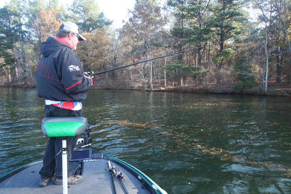 <b>9:51 a.m.</b> Fritts pulls the Bad Shad through a section of bank littered with leaves and other debris on the surface. He gets a strike, but thereâs no hookup. <br>
