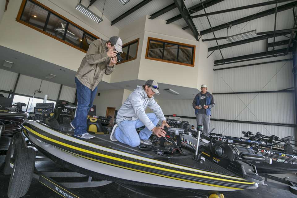 The down day also was an opportunity for anglers to work with Bassmaster.com. Here, Bassmaster.comâs Ronnie Moore photographs Nick Hatfield.