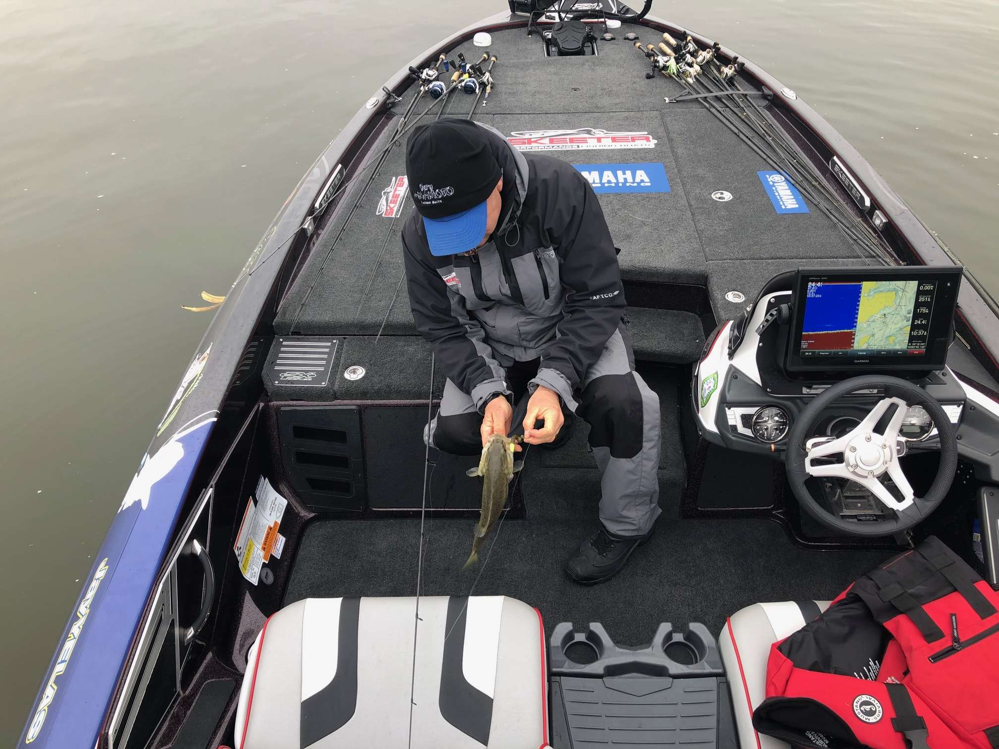 With #5 in the boat, Jay Yelas has filled out his limit and knows its time to begin to upgrade his catch now. The Skeeter Livewell has 5 Lake Lanier spots in it. 

We had a couple of spectator boats pull up just now, stay a minute, and leave. 

âThey pull up and check BASSTrakk,â said Yelas. âIf youâre not leading or up near the top, they take off and leave. They want to find the leaders.â 