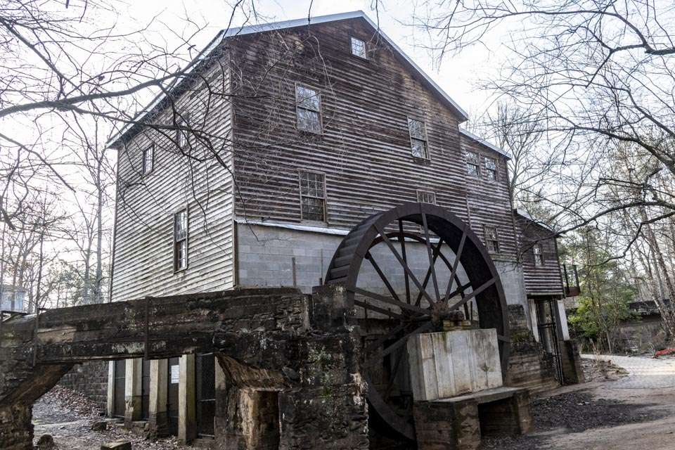 Freemannâs Mill is the last operating gristmill in Gwinnett County, operating from the 1860s until 1986. The property is now a public park.