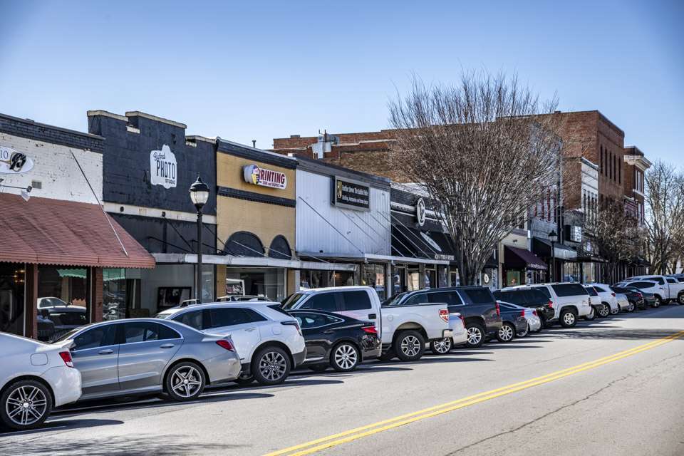 The historic downtown district of Buford is a great place to do a little shopping and find a number of restaurants. Itâs like stepping back in time.