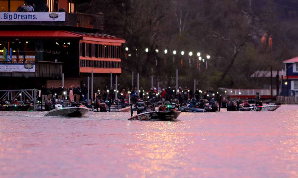 The Classic anglers gear up and race out to their starting spots for their last day of practice before the 2019 GEICO Bassmaster Classic presented by DICK'S Sporting Goods.
