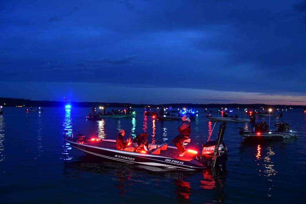 Lots of nav lights from the 198 boats fishing today.
