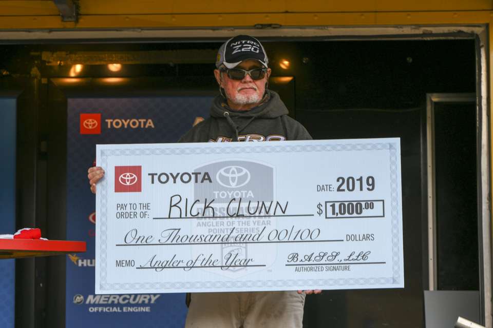 Rick Clunn accepts his AOY check from a previous Elite event.