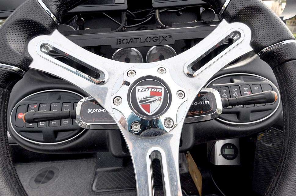 Control levers for the trim-and-tilt and the hydraulic jack plate are mounted to the steering wheel column and can be operated with both hands on the steering wheel.
