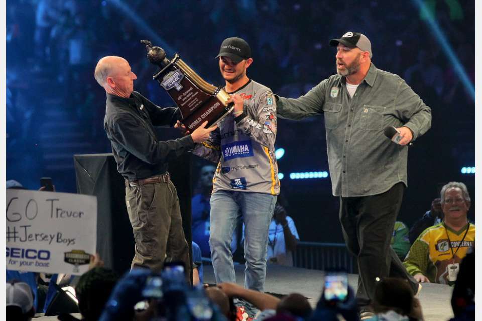 Last year, Jordan Lee rallied from sixth place, 6-8 out of the lead, to become only the third angler to win back-to-back Classics. For that reason, tournament director presented Lee the trophy, a duty normally reserved for the previous yearâs champion.