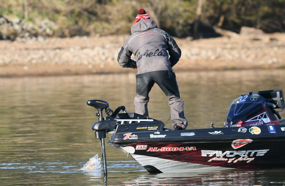 Mark Daniels Jr. was set to make a run at the top prize going into the final day, and this catch seemed to signal he was in contention. You see the battle to wrestle the fish to the side of the boat, and Daniels looks like heâs leaning in to really put some pressure on the bass.