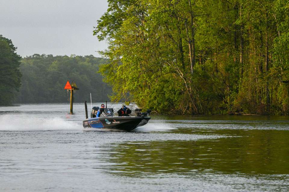 Day 1 leader Jason Williamson fished a crowded marina this morning. He worked the area with several competitors who caught bass, but finally managed to put three fish in the live well before leaving for what he hoped would be less crowded waters. Hereâs the morning action from the marina.