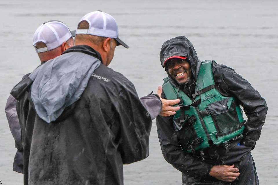 See the Opens anglers and fans brave the rain and weather behind the scenes at the Day 1 weigh-in of the 2019 Basspro.com Central Open at Smith Lake!
