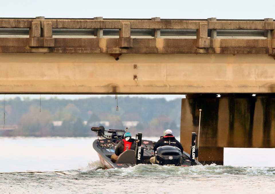 Take a look at Bill Lowen's morning as he makes a charge at the Sunday cut on Day 3 of the Bassmaster Elite at Lake Hartwell.