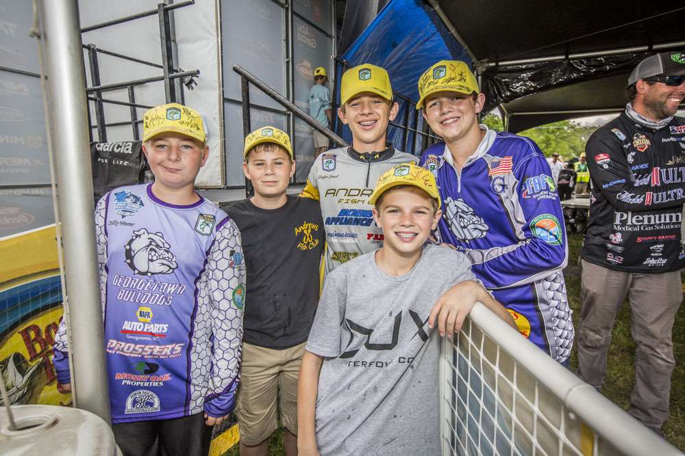 Fans and anglers enjoyed the wonderful atmosphere at the Day 3 weigh-in. 
