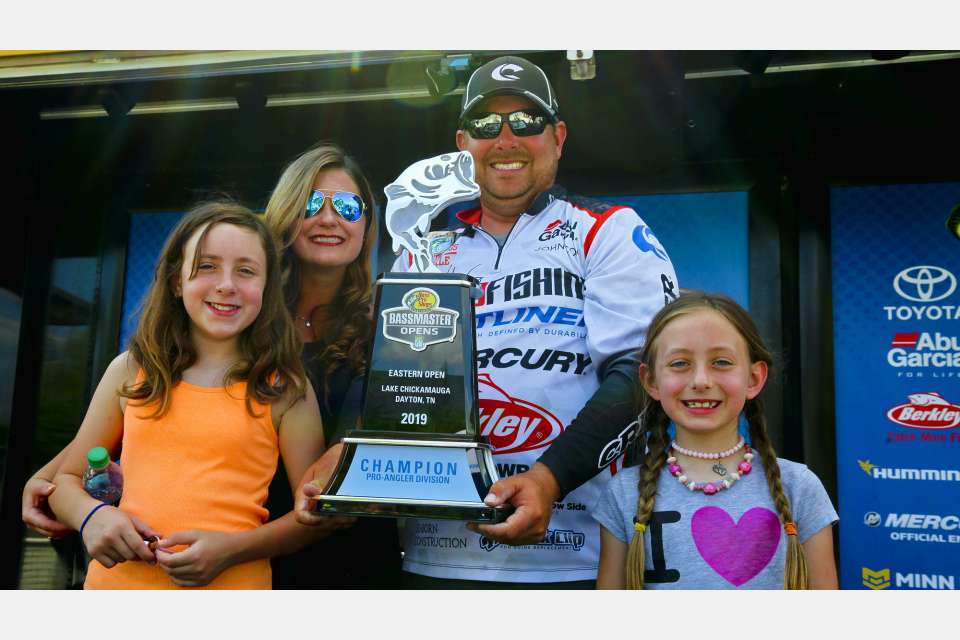 He was John Cox, who won the tournament in shallow water where largemouth were cruising the shorelines. Check out the wide variety of baits used by Cox and his peers to catch bass shallow and deep. 
