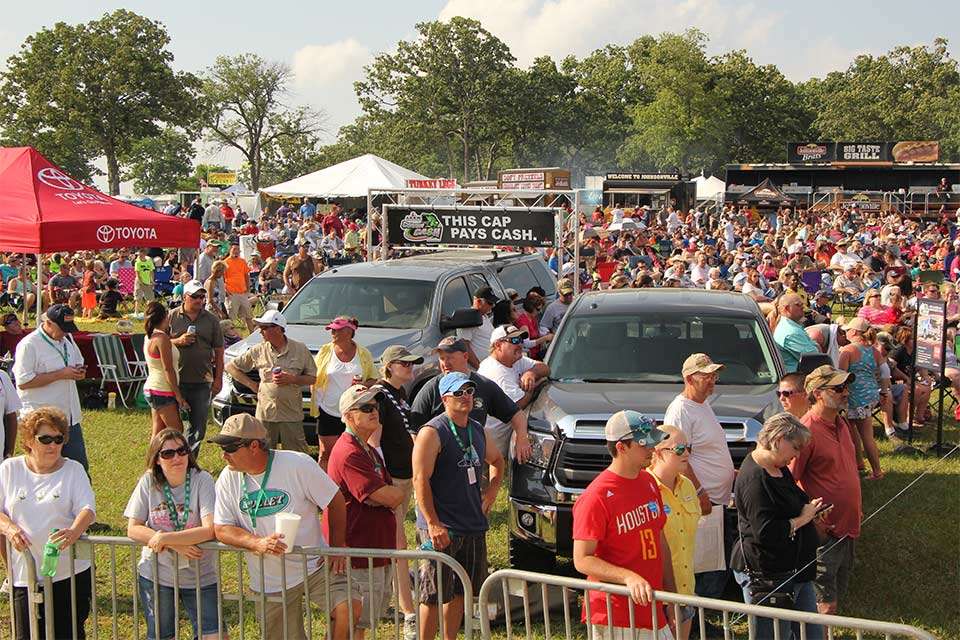 The Texas event draws huge crowds. Texas Fest developed the catch, weigh and release program, but is allowing the Elites to bring their biggest fish to the stage. Lake Fork has a slot limit, prohibiting anglers from keeping bass between 16 and 24 inches, which helps them grow.