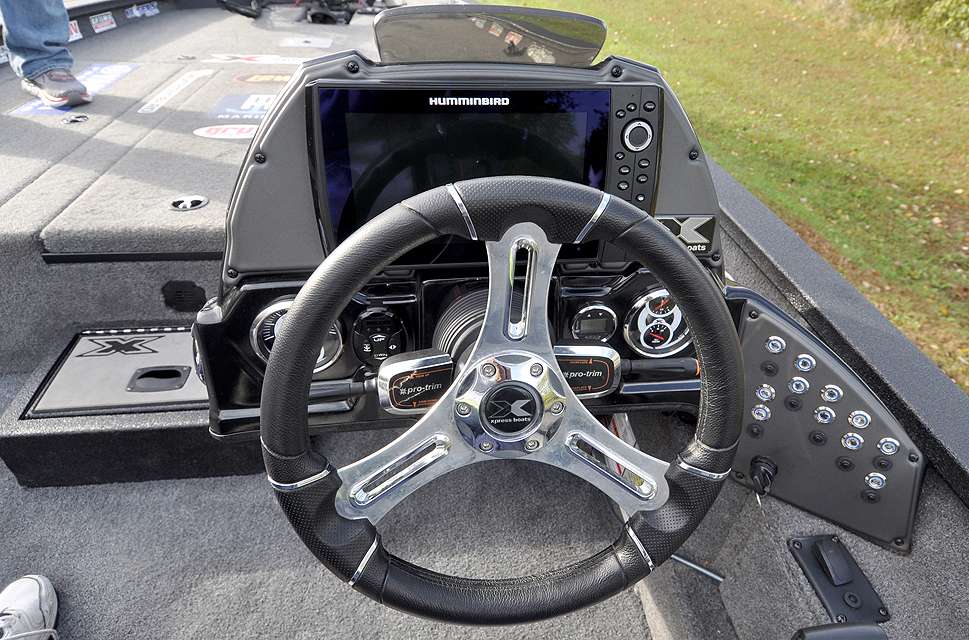 This is what Lowen sees when running his boat. The lever on the right side of the steering column is for the outboardâs tilt and trim. The lever on the left side controls the T-H Marine Atlas jackplate.