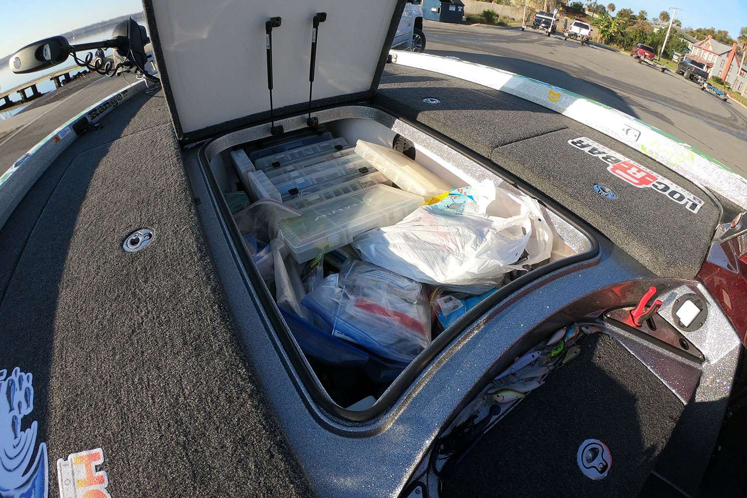 The plastic bags, a quality accessory for every angler, keep organized a bunch of necessities. 