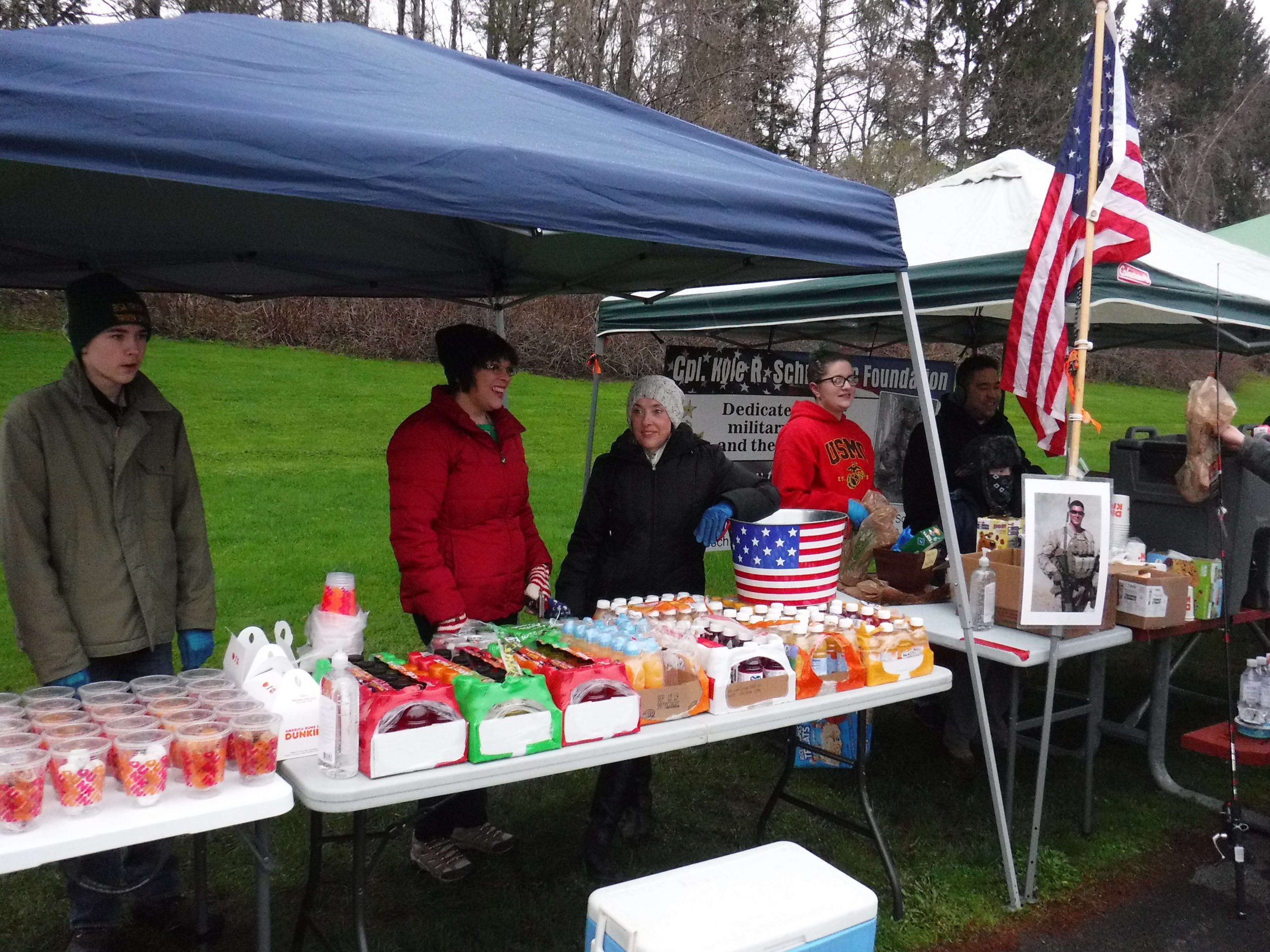 Snacks and coffee greeted the volunteers and soldiers.
