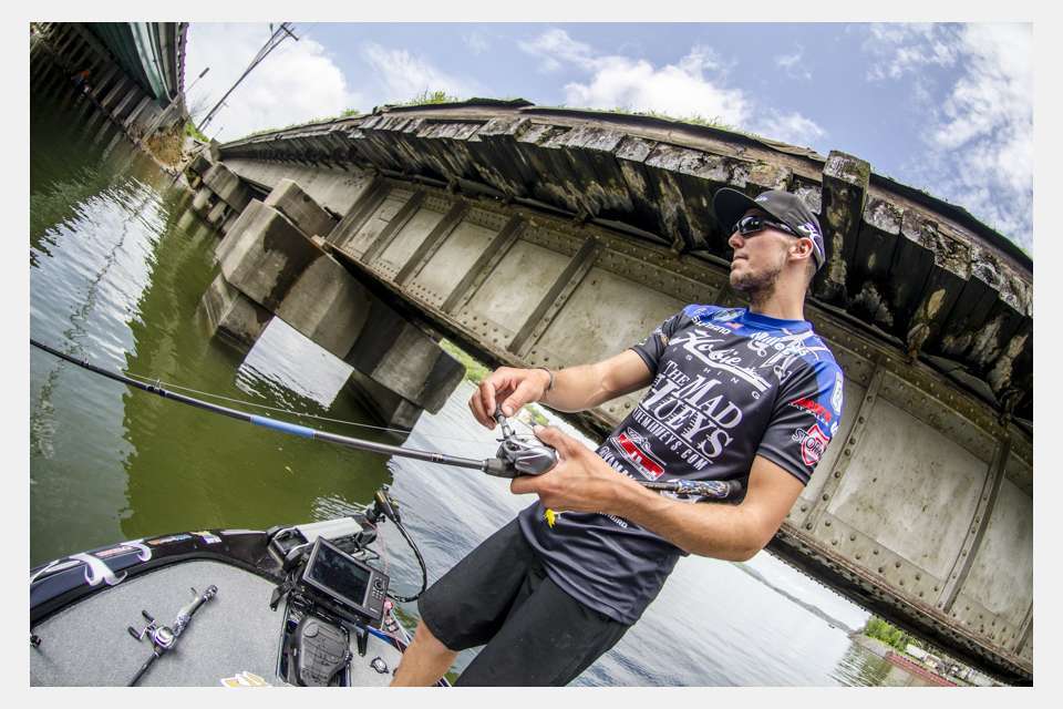 Past successes on bridges at Guntersville, many of which are considered community holes, is well-documented, and Steve Wright twisted an old Yogi Berra riff at the 2015 Elite tournament there. âNobody fishes Guntersville's bridges anymore. Theyâre too crowded.â Of course, many an angler lamented avoiding the frenzy.