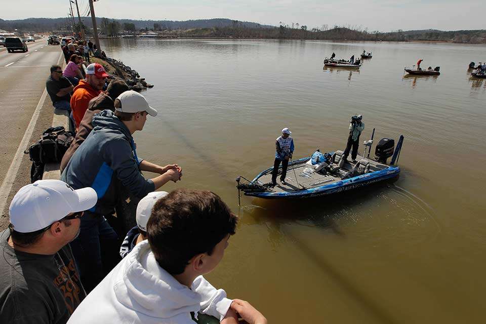 In winning the 2014 Classic on Guntersville, Randy Howell worked the Spring Creek bridges on Day 3 for 29-2. âI must have caught 75 fish there between 9 o'clock and 2:30,