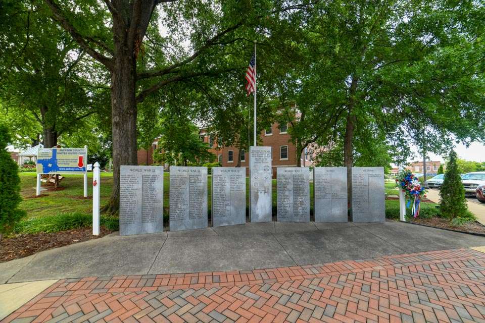 A war memorial honors local residents who gave their lives in this countryâs wars and conflicts from World War I through the Korean War.