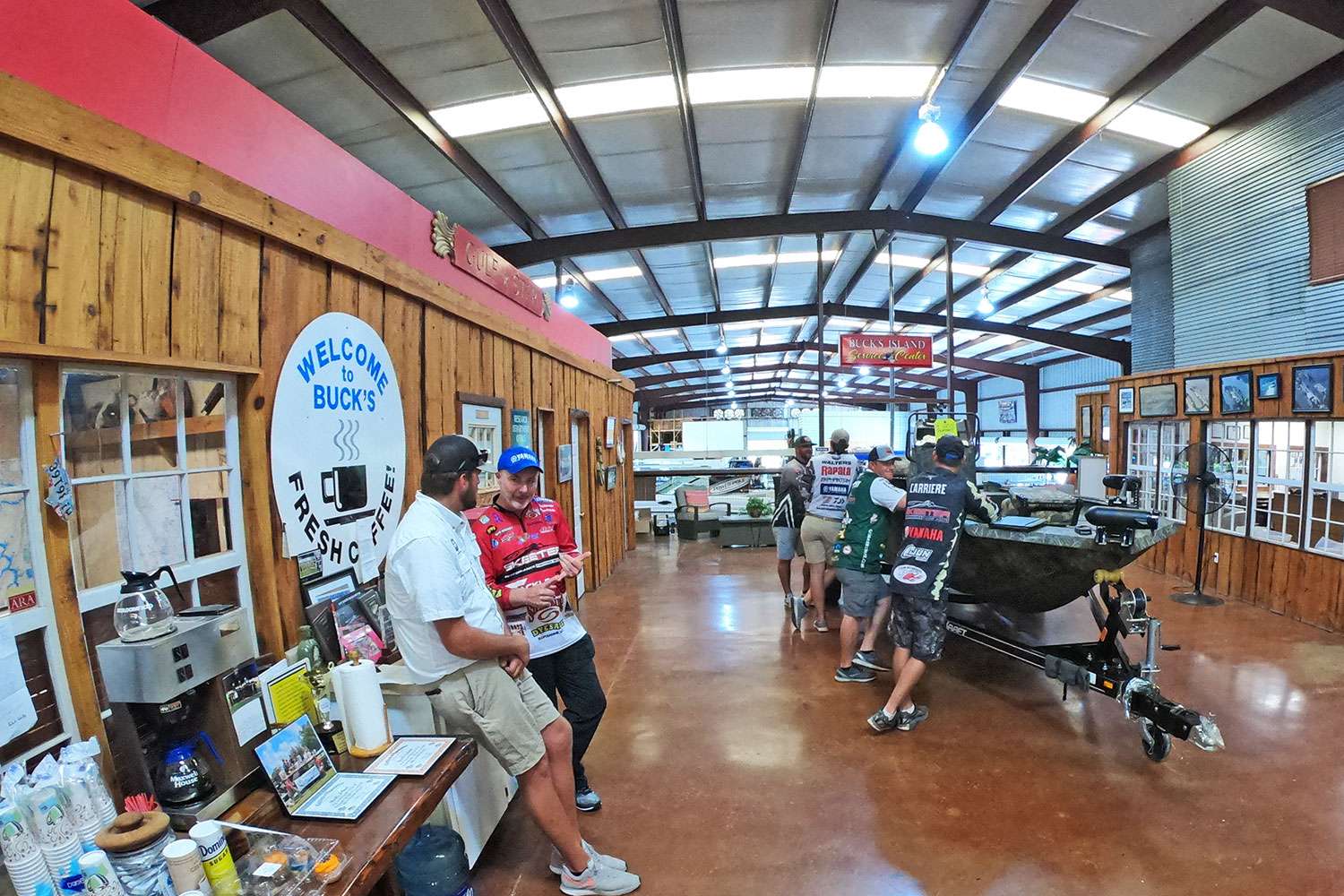 Under an hour away from Guntersville, and a day before official practice began, Buck's Island decided to make arrangements to have some of the Skeeter and Yamaha sponsored pros there to meet with fans, have their motors checked and spend some time together. 