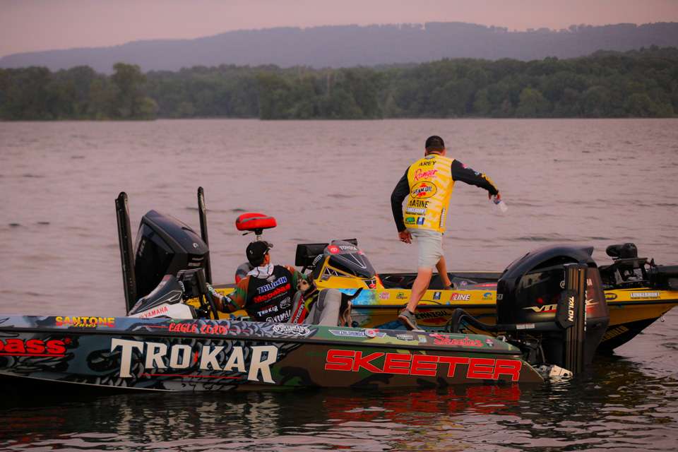 See the Top 10 Elites head out for the final day of the Academy Sports + Outdoors Bassmaster Elite Series Tournament at Lake Guntersville!