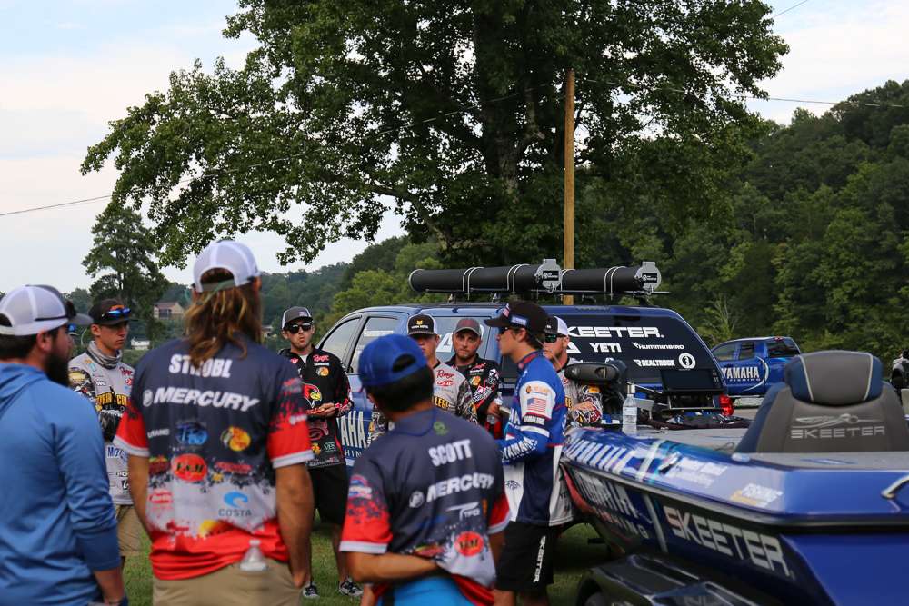 Hunter Bland with Yamaha talks with some of the anglers. 