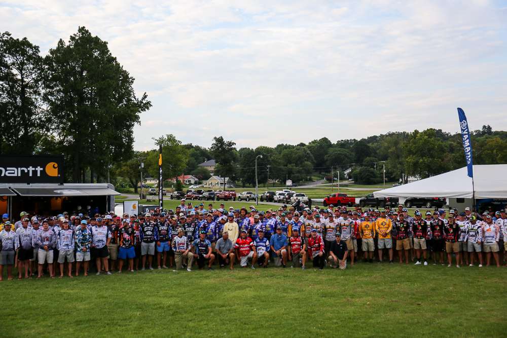 The full field of anglers, speakers and Elite Series pros come together for the final picture. 