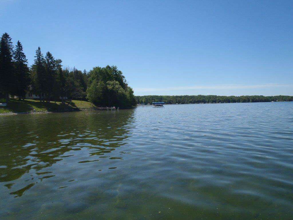 <h4>5. Burt/Mullett lakes, Michigan </h4> <i> [17,120 acres and 16,630 acres, respectively] </i><br><br> Quality largemouth swim in these waters, but they are generally bypassed in favor of the plentiful smallmouth that grow fat here. Twelve tournaments in 2018 drew an average field of 29 anglers. They sacked 837 bass, which included only eight largemouth. The bass had an impressive average weight of 3.53 pounds, with 300 of them (over one-third) topping 4 pounds. The average for the big bass was 5.79 pounds, with the heaviest weighing 6.76 pounds.
