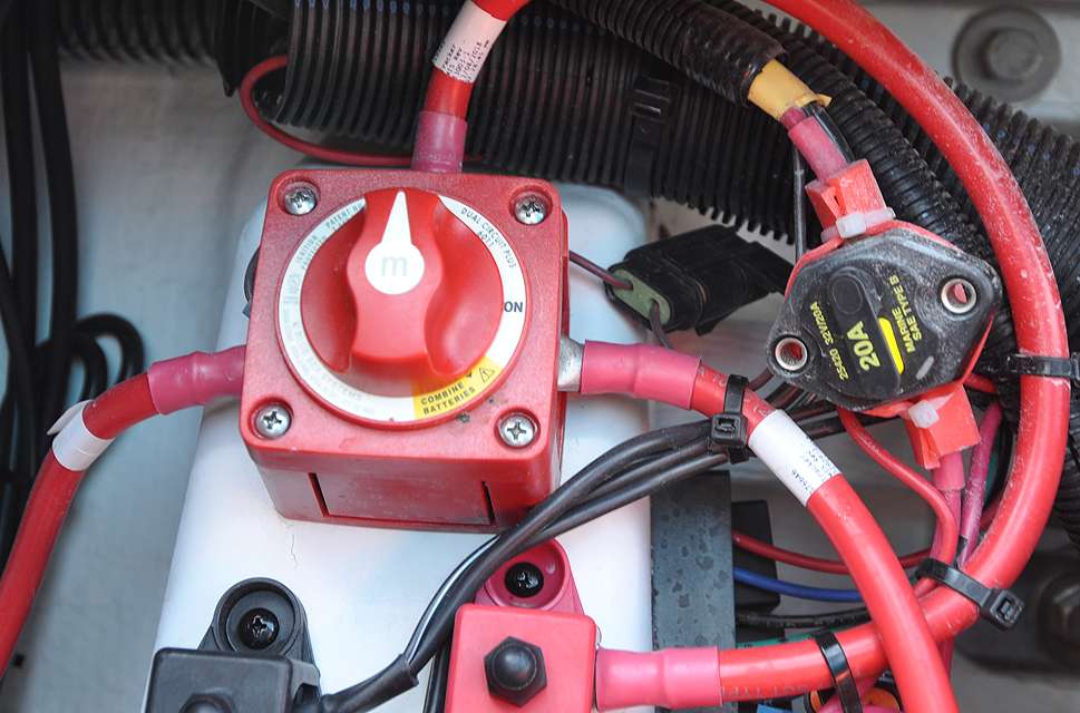 This switch turns off power to the batteries when the boat is not in use and prevents the batteries from being inadvertently drained.
